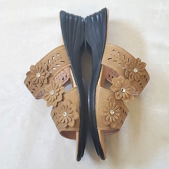 Belladia Comfort Wide Tan Beige Floral Shoes Women's Size 8W - Picture 9 of 11